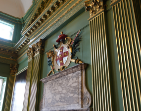 The city crest displayed inside the Mansion House